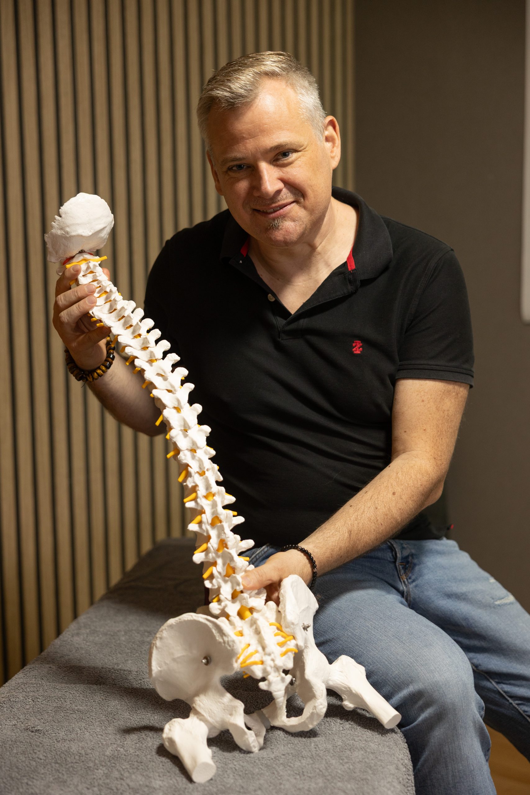 Karsten Koenig mit Wirbelsaeulenmodell bei MassageVital